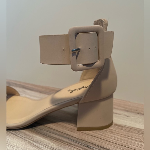 NEVER WORN Qupid Mid Block Heel Sandals in Beige- Size 6.5 - Picture 4 of 7